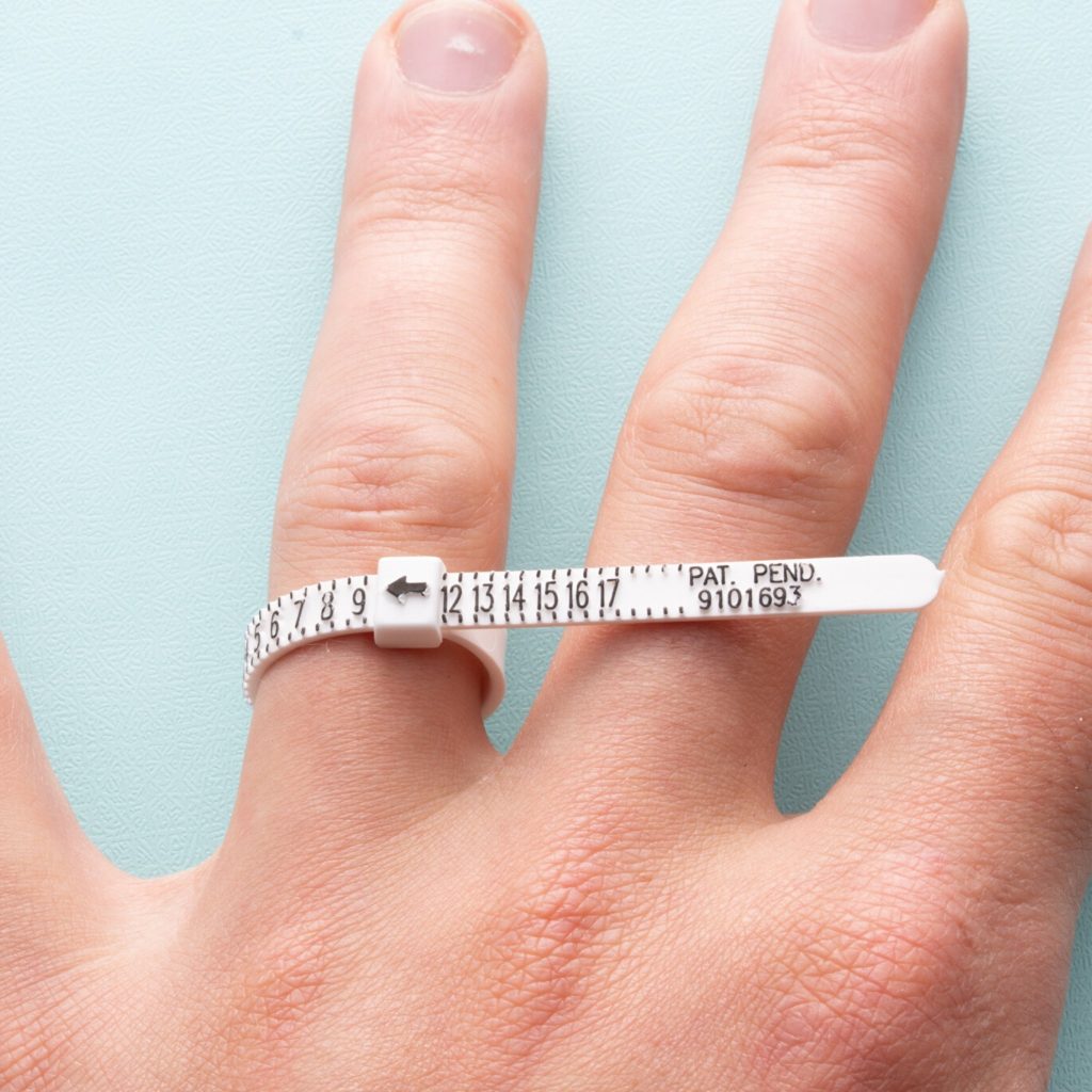 RingSizerOntheFinger 1